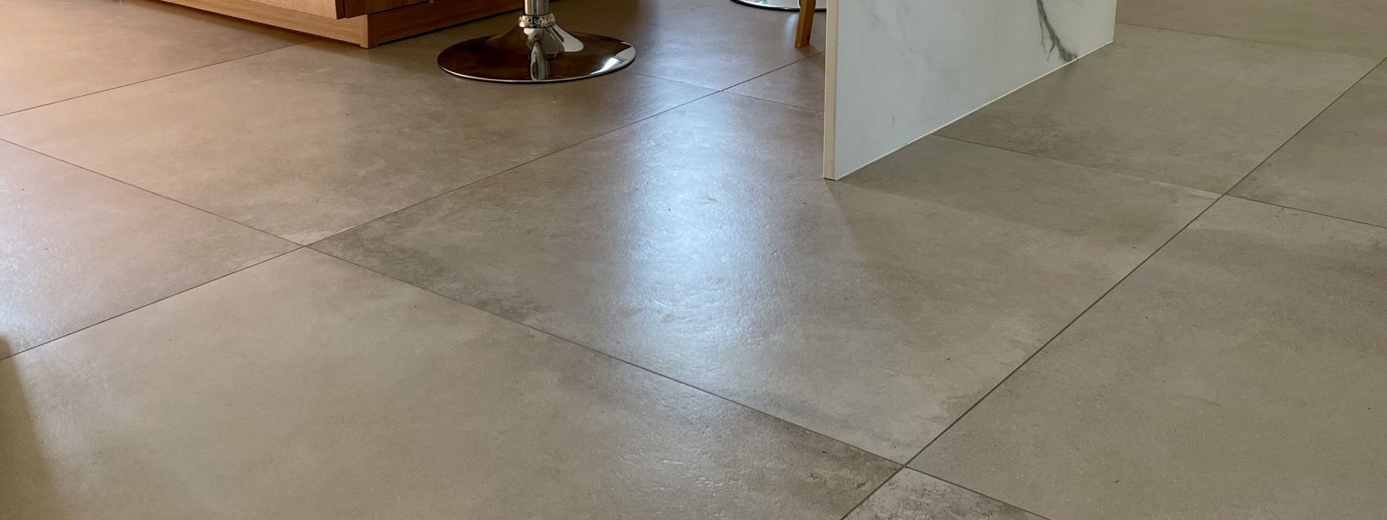D69D63AA F590 4D78 AA89 3066E44A87C6 2000X750 | JS Carrelage Alsace 4 avantages du carrelage grand format pour les espaces intérieurs Obernai