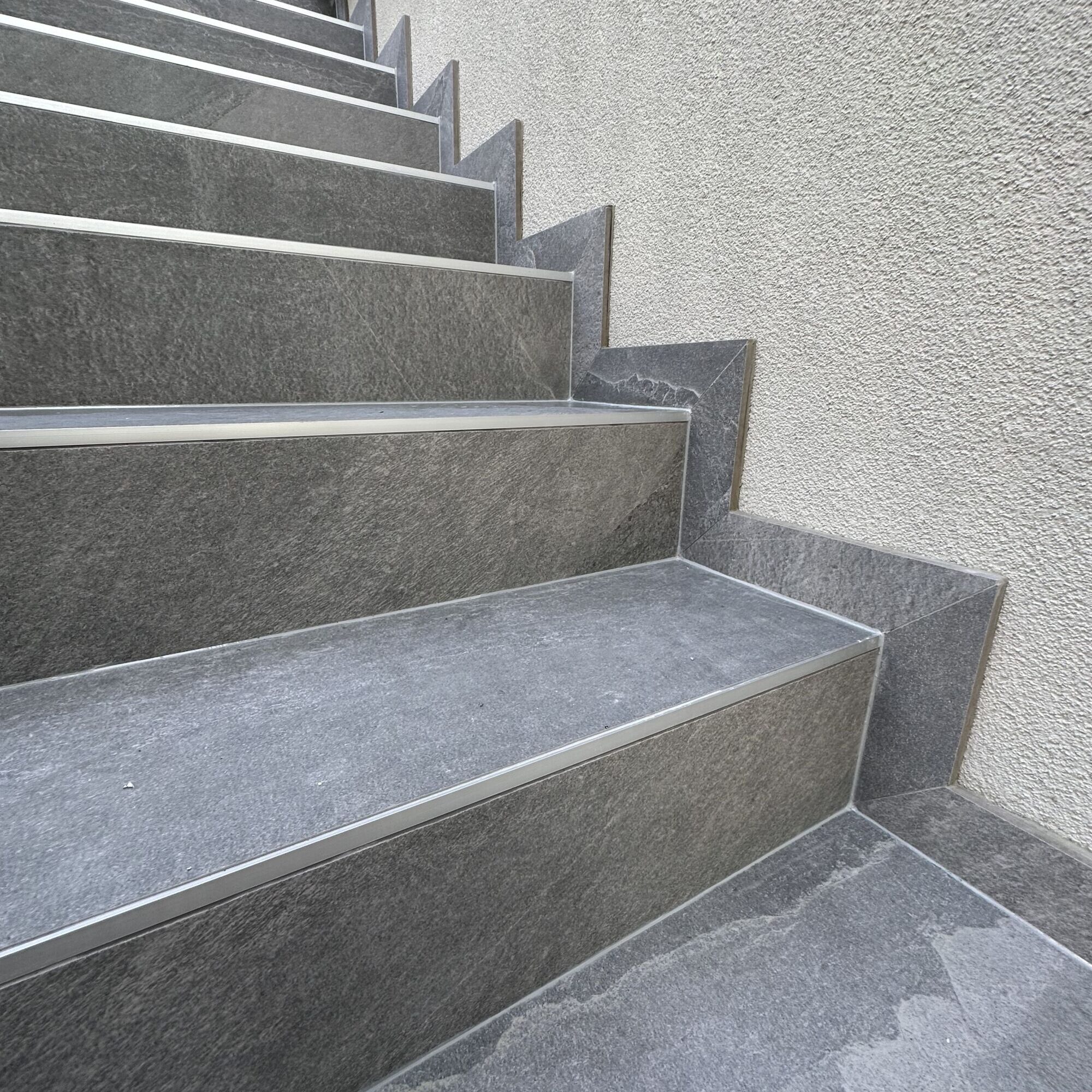 Comment r&eacute;nover un escalier en carrelage sans perdre en esth&eacute;tisme ni en s&eacute;curit&eacute; ? Erstein